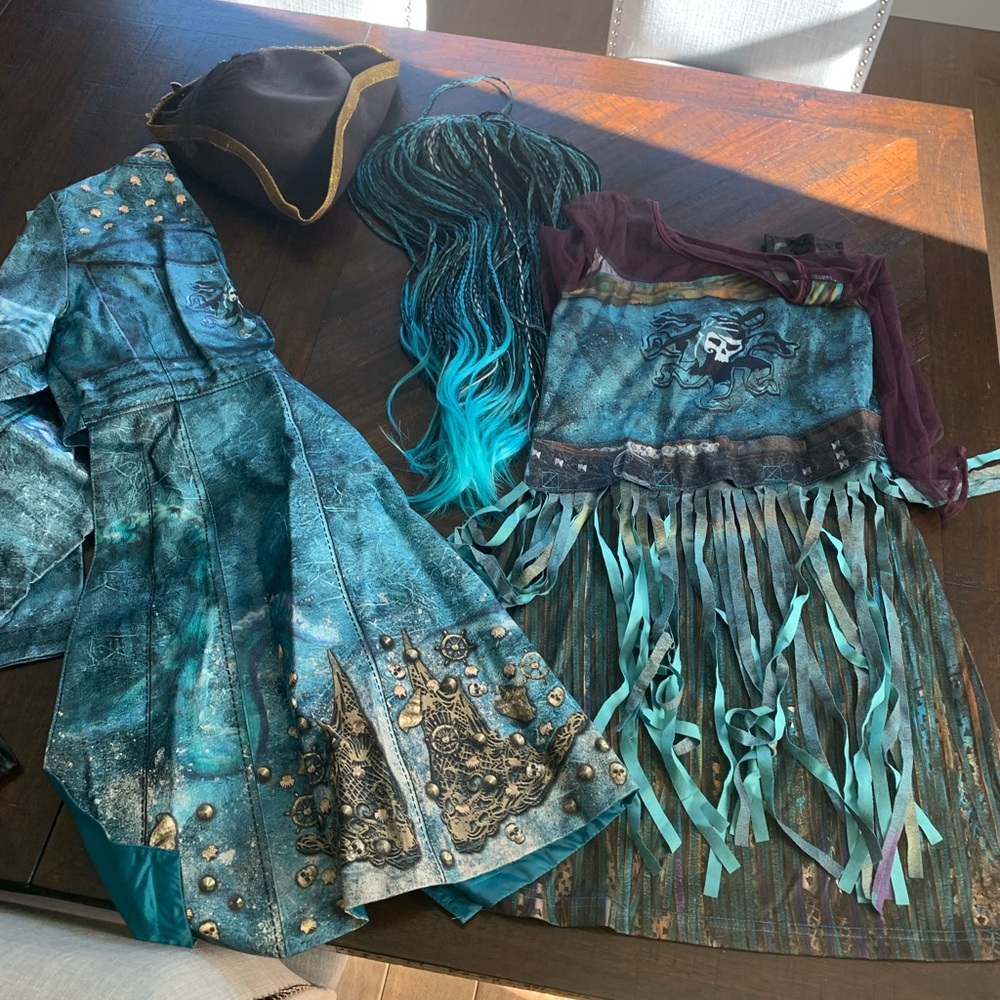 Uma (Decendants) pirate costume